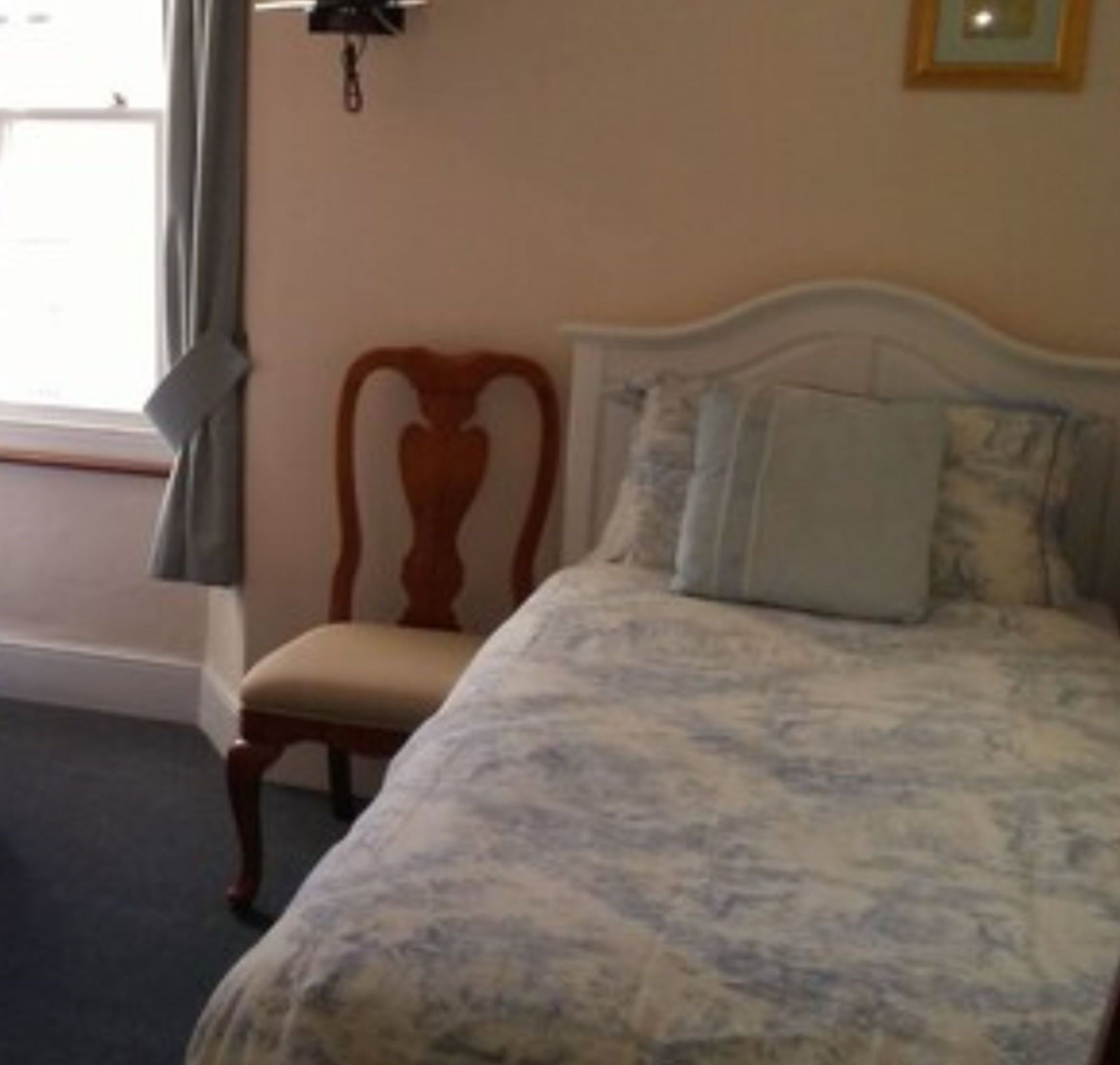 single room | premium bedding, iron/ironing board, free wifi, bed sheets
