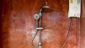 Deluxe Room | Bathroom shower - Phu Mi Lum Nao House (San Kamphaeng)