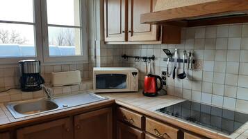 Cottage, 2 Bedrooms | Private kitchen | Fridge, microwave, stovetop, cookware/dishes/utensils
