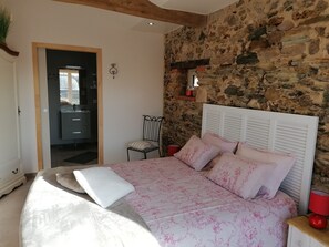 Tweepersoonskamer (La Bergerie) | Individueel gedecoreerd, individueel gemeubileerd, geluiddichte muren