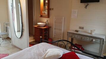 Double Room (Le Poulailler) | Individually decorated, individually furnished, soundproofing