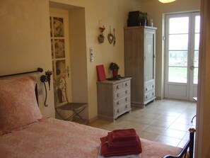 Double Room (Le Poulailler) | Individually decorated, individually furnished, soundproofing - Belge attitude (Commequiers)