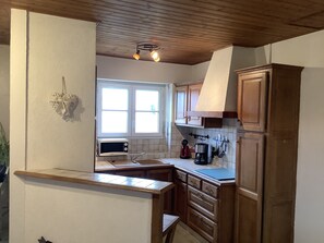 Cottage, 2 slaapkamers | Privékitchenette | Een koelkast, een microgolfoven, een kookplaat