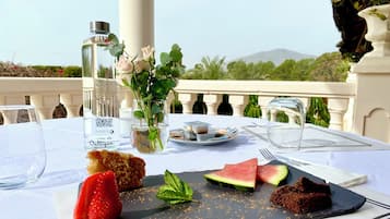 Dagelijks continentaal ontbijt (EUR 15 per persoon)