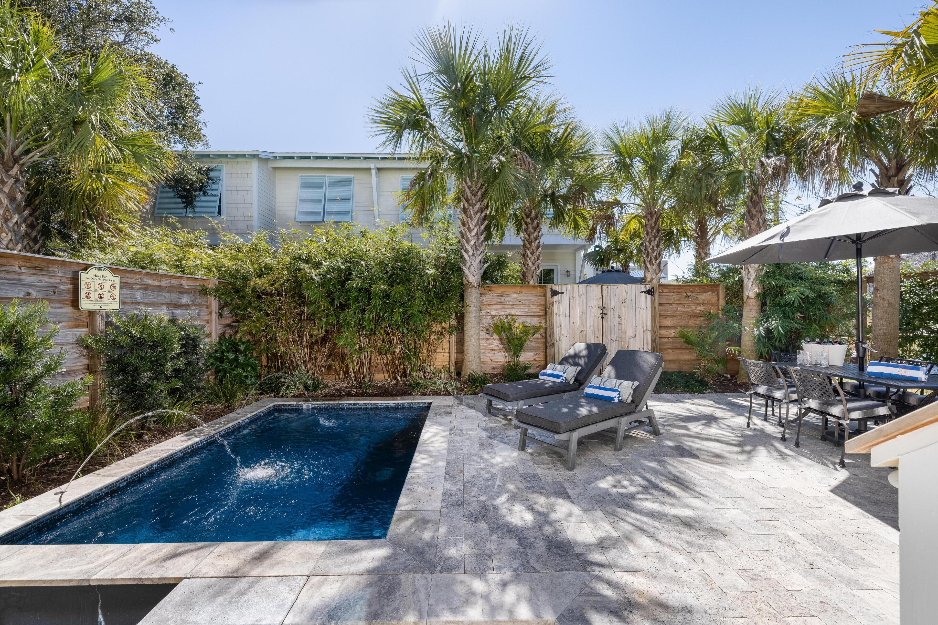 Heated Pool, 2-Blocks to Beach, Pet Friendly