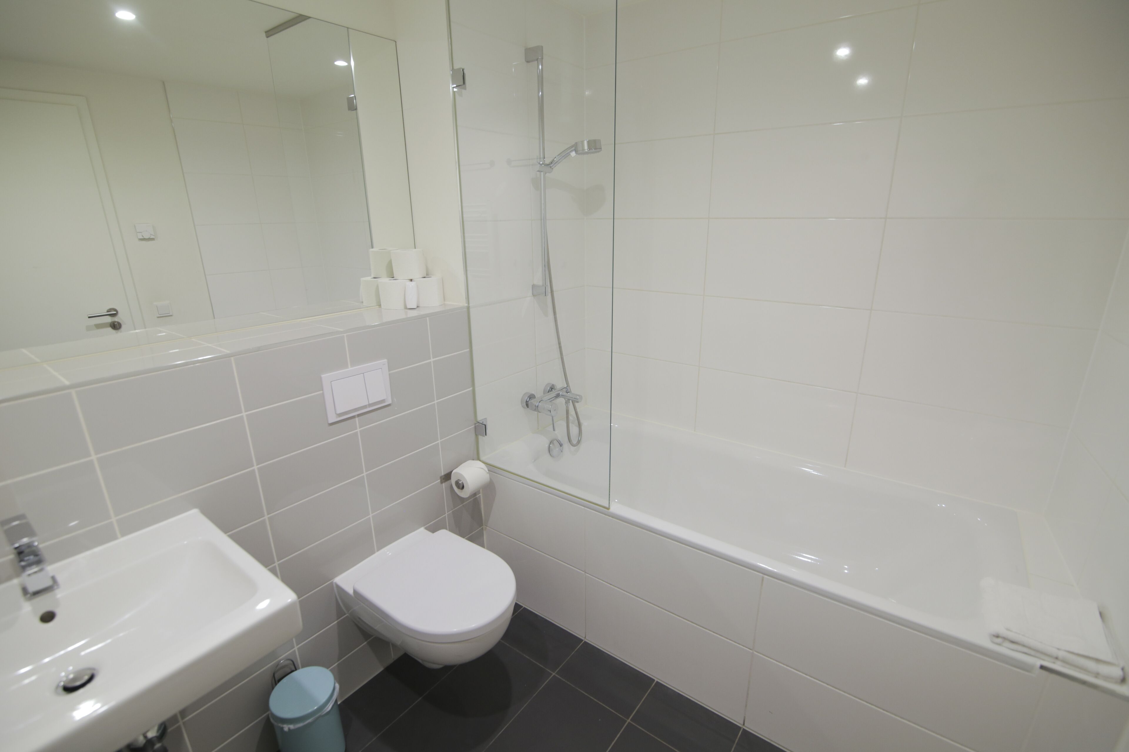 Un baño moderno con lavamanos, inodoro y bañera.