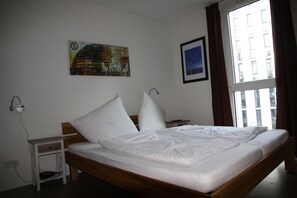 1 bedroom, premium bedding, desk, iron/ironing board - Holiday at Alexanderplatz Apartments (Berlin)
