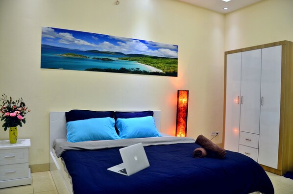 Desk, blackout curtains, soundproofing, iron/ironing board - Bee House near Hanoi Opera House (Hanoi)