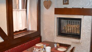 朝食 (ビュッフェ)、毎日提供 (1 名様 15 EUR)