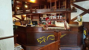 A bar area with wooden furnishings and a counter. - Locanda ai Dogi (Pieve di Cadore)