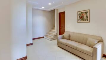 Condo có thiết kế đặc sắc, 2 phòng ngủ, không hút thuốc | Khu phòng khách | TV màn hình phẳng