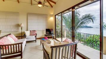 Condo có thiết kế đặc sắc, 2 phòng ngủ, không hút thuốc | Khu phòng khách | TV màn hình phẳng