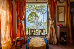 Suite, balcón | Área de sala de estar | Televisión 