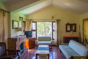 Interior detail - V Resorts Whispering Pines Barog (Solan)