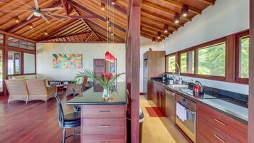 Comfort House, 3 Bedrooms, Non Smoking | Private kitchen | Full-sized fridge, microwave, oven, stovetop