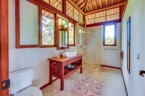 Comfort House, 3 Bedrooms, Non Smoking | Bathroom | Separate tub and shower, deep soaking tub, towels - Portalon del Cielo (Savegre)