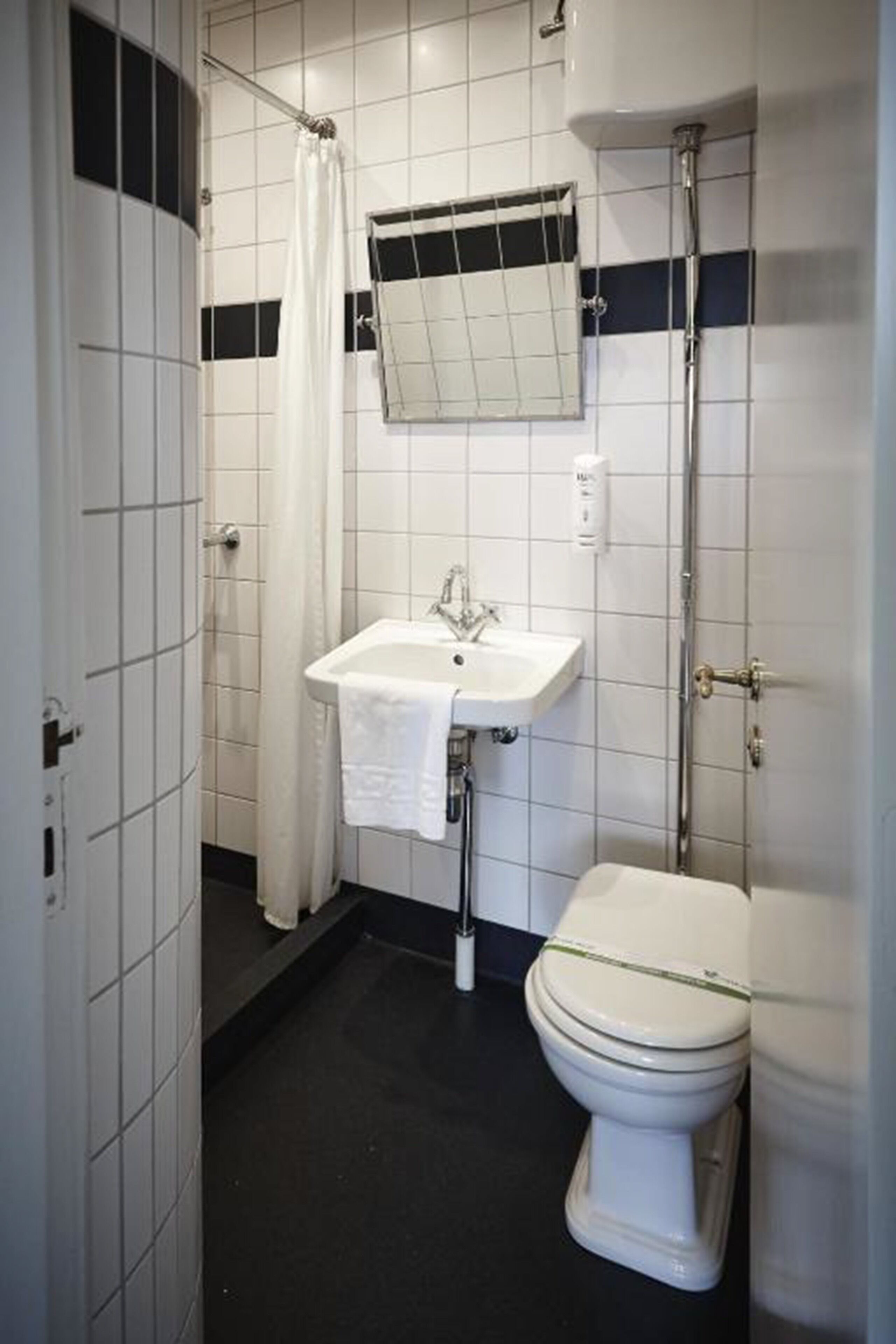 shower, free toiletries, slippers, towels