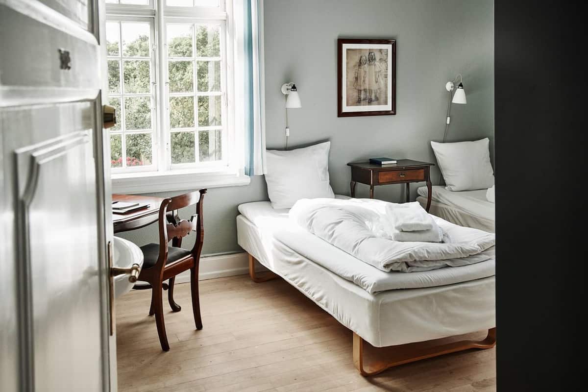 Basic-Zweibettzimmer, Gemeinschaftsbad, Annex (200 Meter vom Hotel entfernt) | Schreibtisch, Bügeleisen/Bügelbrett, kostenloses WLAN, Bettwäsche