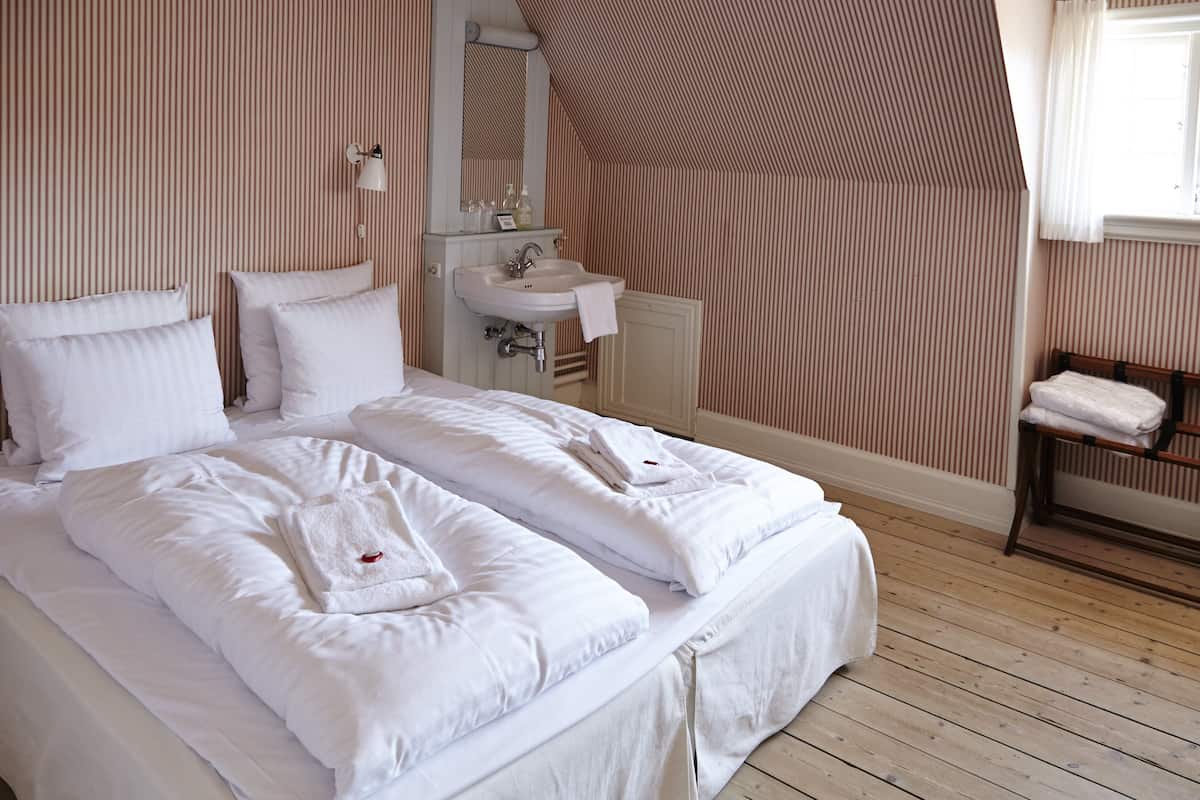 Classic-Zweibettzimmer, Gemeinschaftsbad (Hauptgebäude) | Waschbecken im Bad