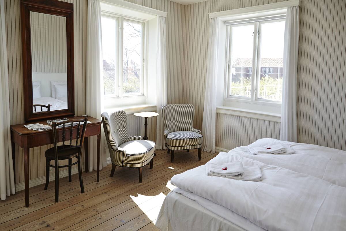 classic twin room, shared bathroom (main building) | desk, iron/ironing board, free wifi, bed sheets