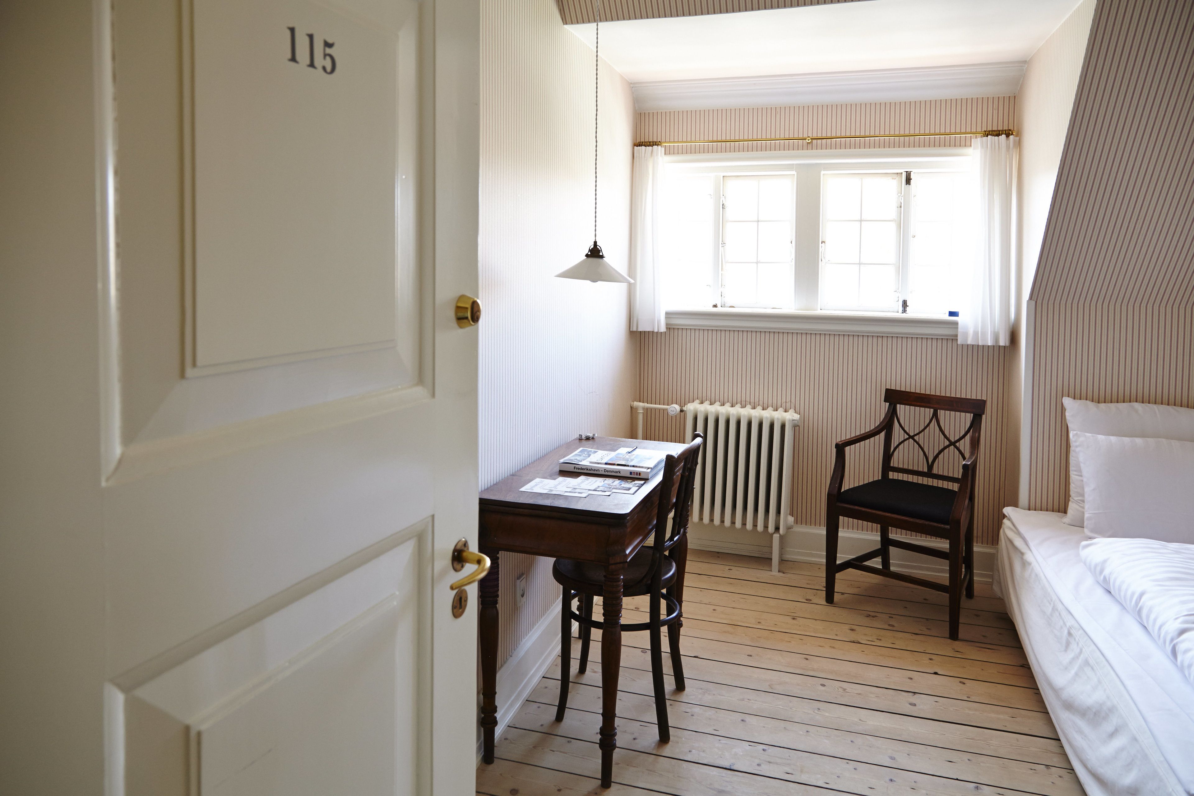 classic single room, shared bathroom (main building) | desk, iron/ironing board, free wifi, bed sheets