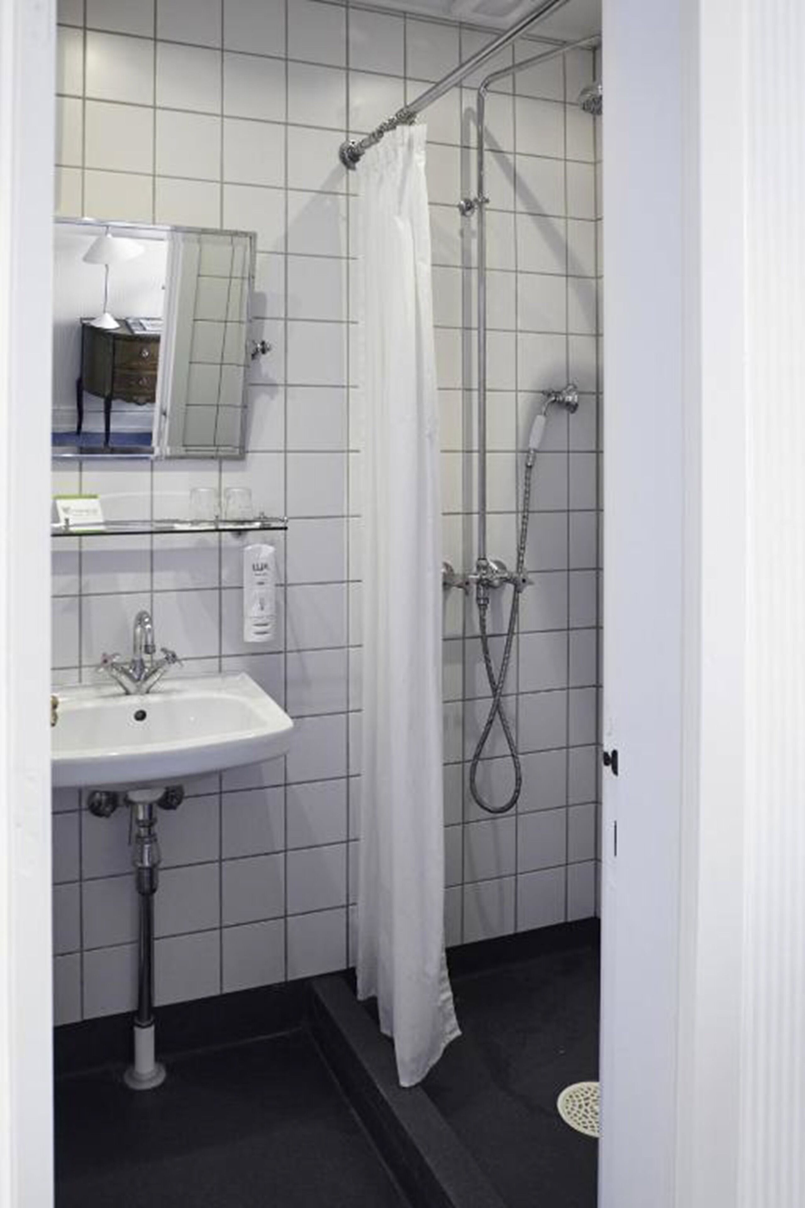 standard room, private bathroom, annex building (200 meters from hotel) | bathroom | shower, free toiletries, slippers, towels