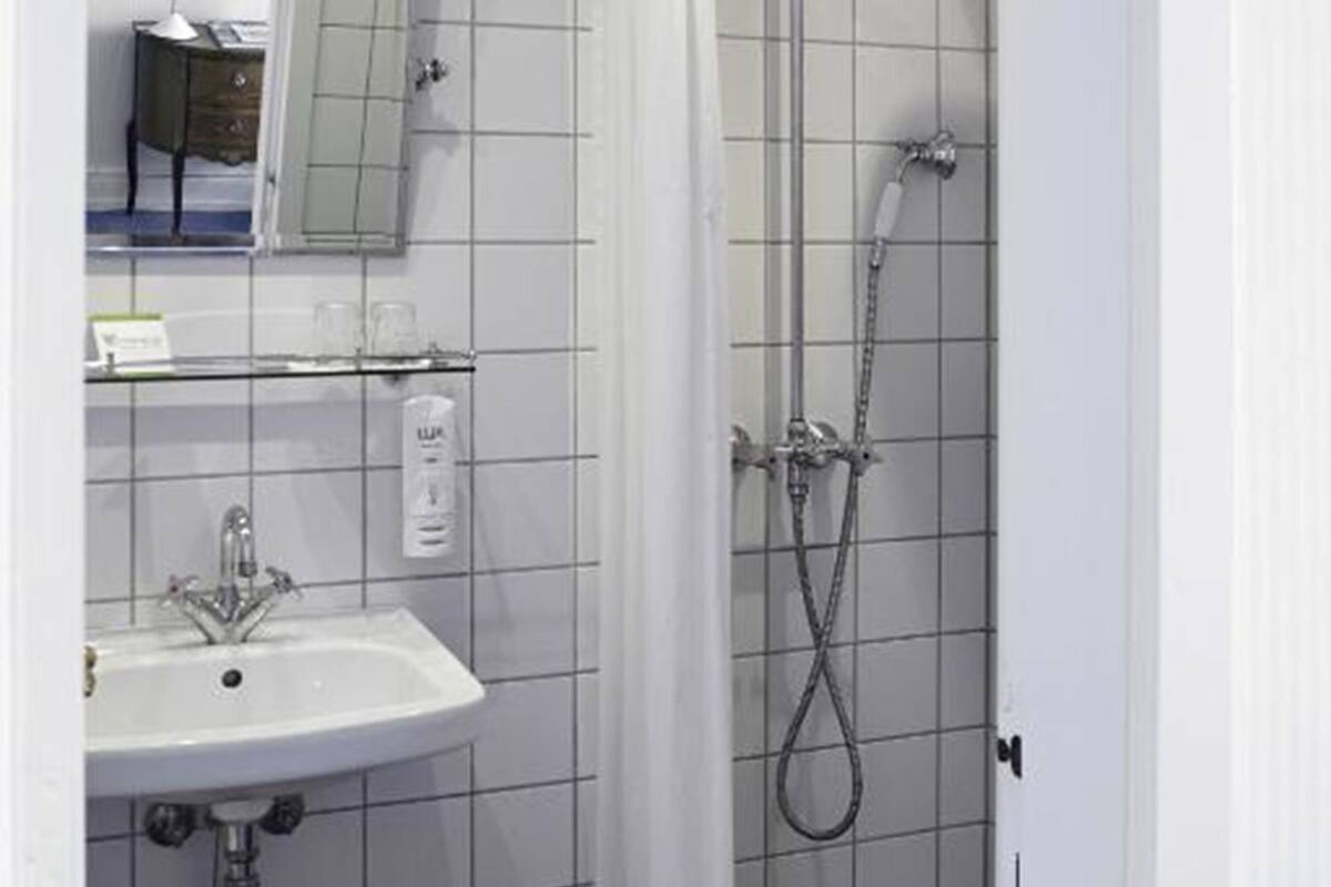 standard room, private bathroom, annex building (200 meters from hotel) | bathroom | shower, free toiletries, slippers, towels