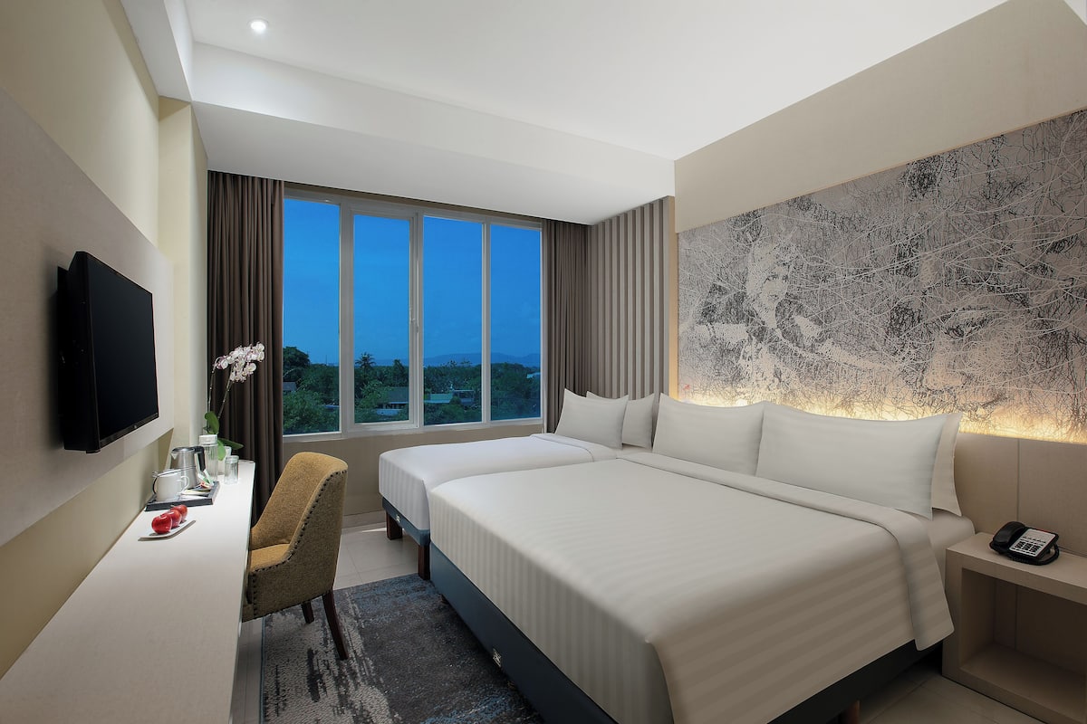Premium bedding, in-room safe, desk, laptop workspace