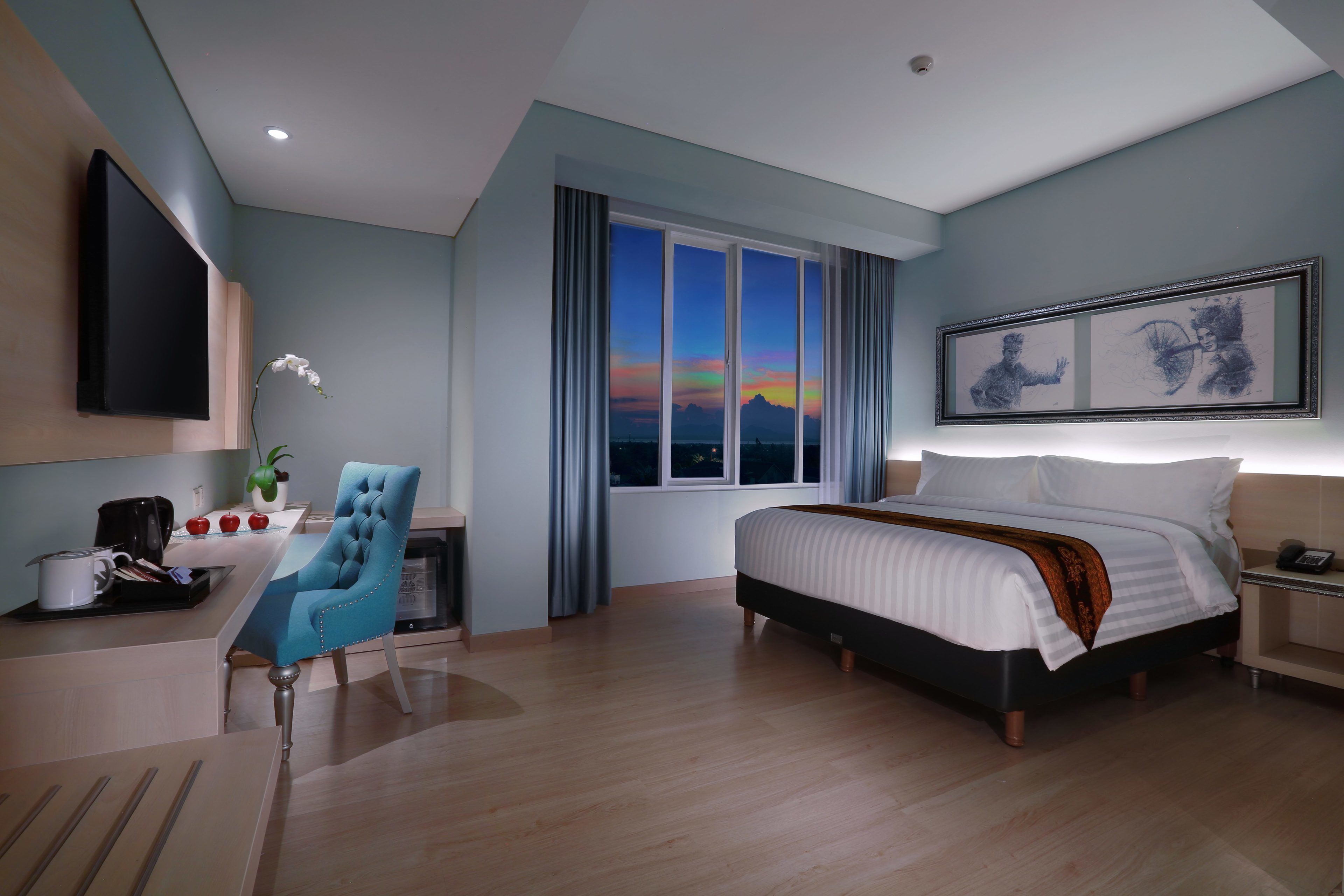 Kamar Junior | Seprai premium, brankas, meja kerja, dan ruang kerja ramah laptop