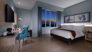 Ett modernt hotellrum med en stor säng, ett skrivbord med en stol, en TV och ett fönster med gardiner.