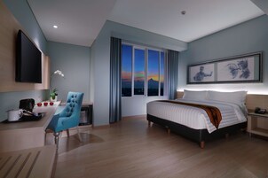 小型客房 | 高档床上用品、客房内保险箱、办公桌、笔记本电脑工作区