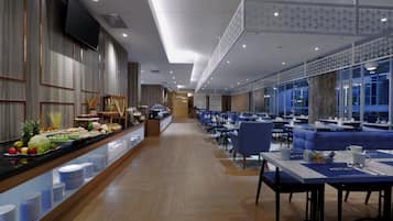 Petit déjeuner buffet (90000 IDR par personne)