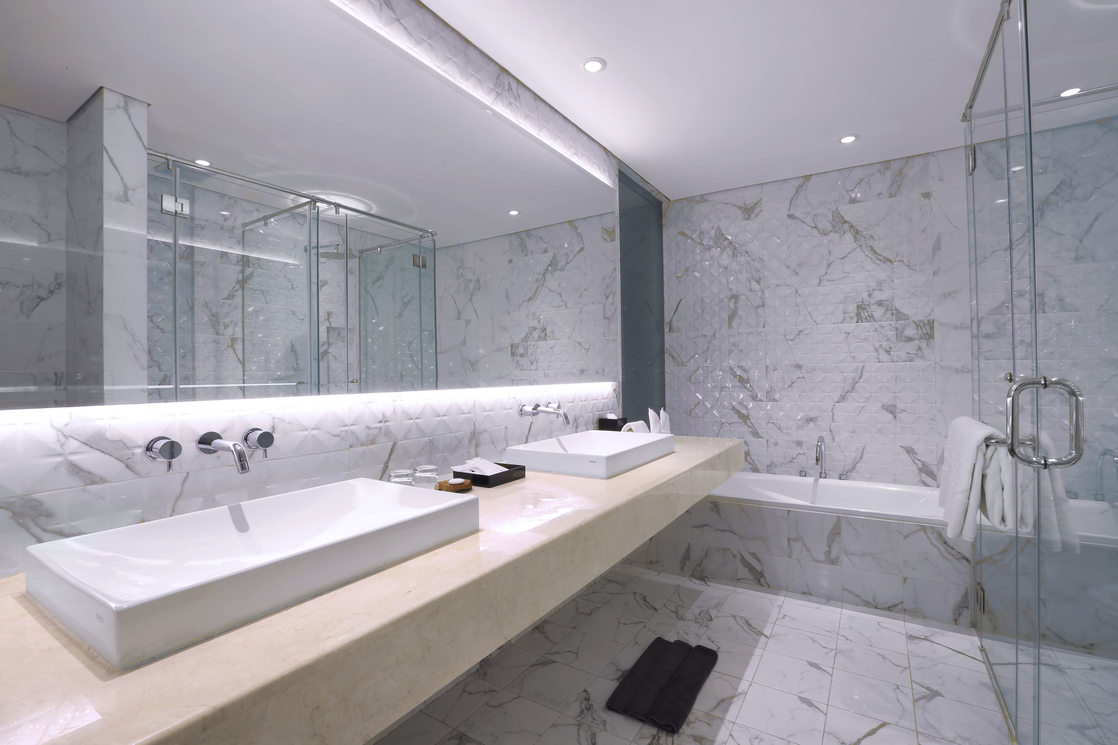 suite | bathroom | shower, free toiletries, hair dryer, slippers