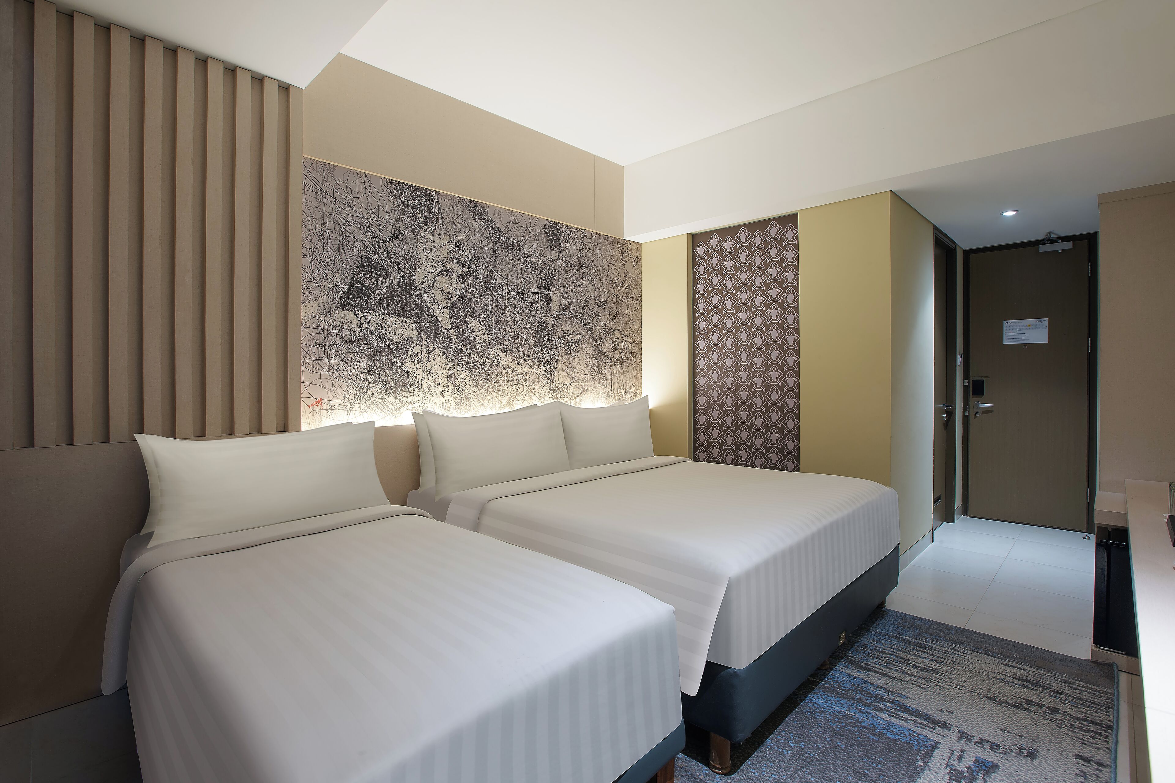 family room | premium bedding, in-room safe, desk, laptop workspace