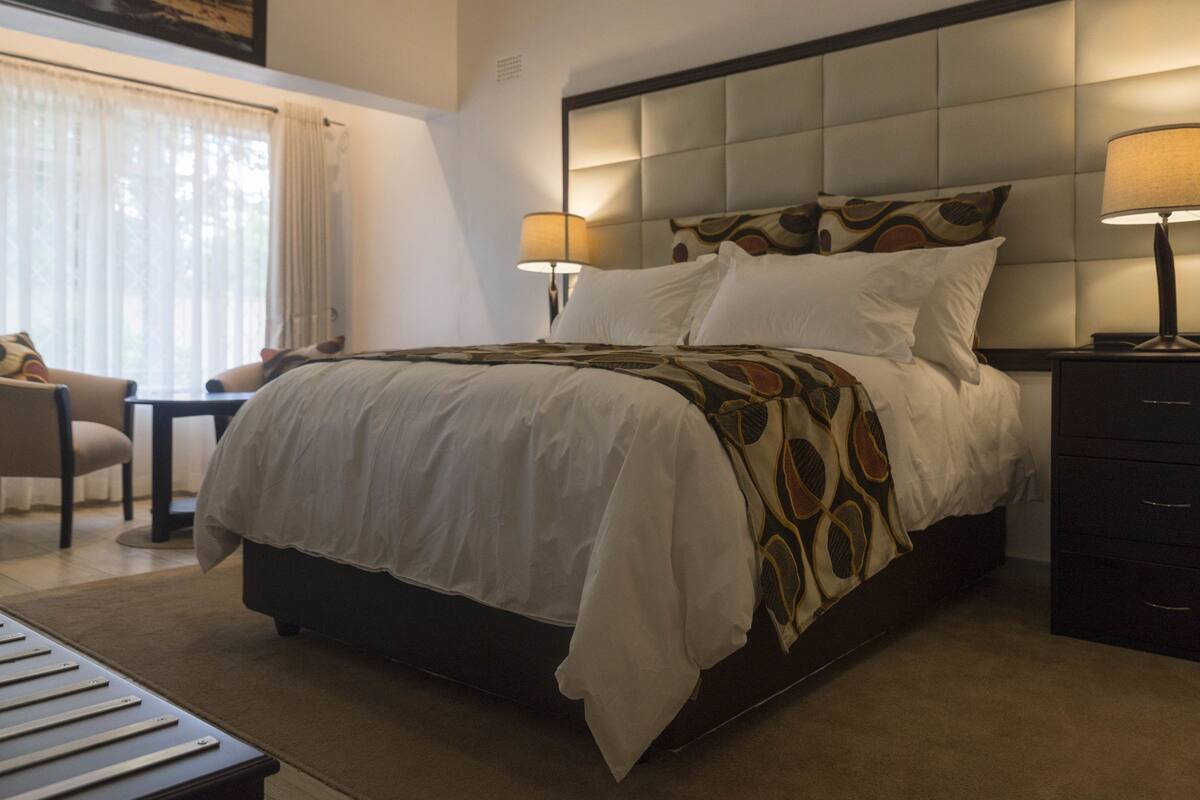 Deluxe Suite, 1 Queen Bed (Rhino/Chimpere)