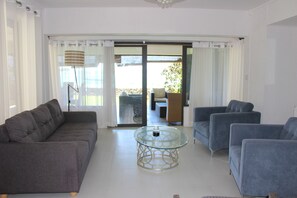 Deluxe Villa, 4 Bedrooms | Ruang tamu | TV LCD 