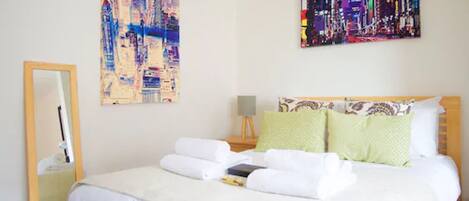 1 sovrum, sängtillbehör av högsta kvalitet och strykjärn/strykbräda