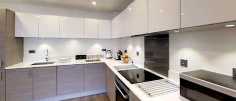 Lemari es, microwave, oven, dan kompor