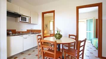 Bungalow, 2 Bedrooms | Private kitchen
