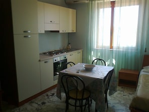 Apartamento econômico, 2 quartos | Cozinha privada