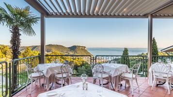 Petit déjeuner et dßner servis sur place, spécialités Cuisine locale