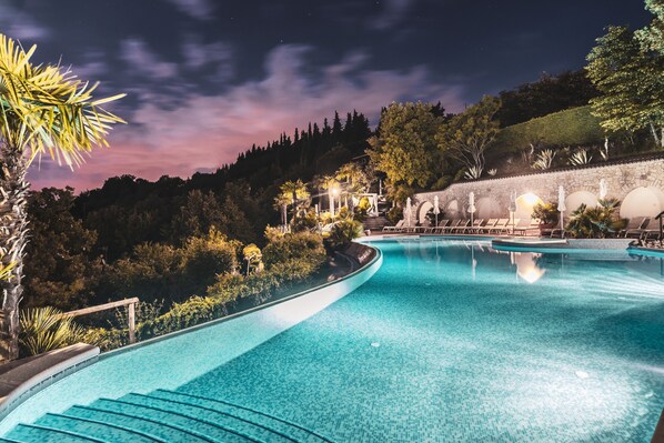 2 piscines extérieures