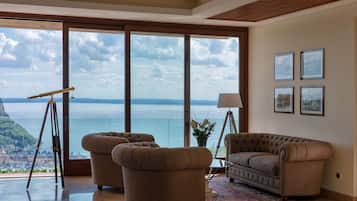 Coin salon dans le hall