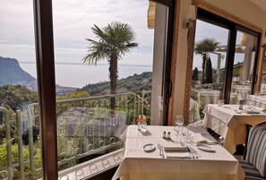 Petit déjeuner et dîner servis sur place, spécialités Cuisine locale