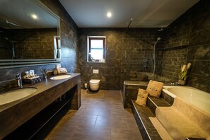 Deep soaking tub, rainfall showerhead, free toiletries, hair dryer - VMG Horse Ranch (Llucmajor)