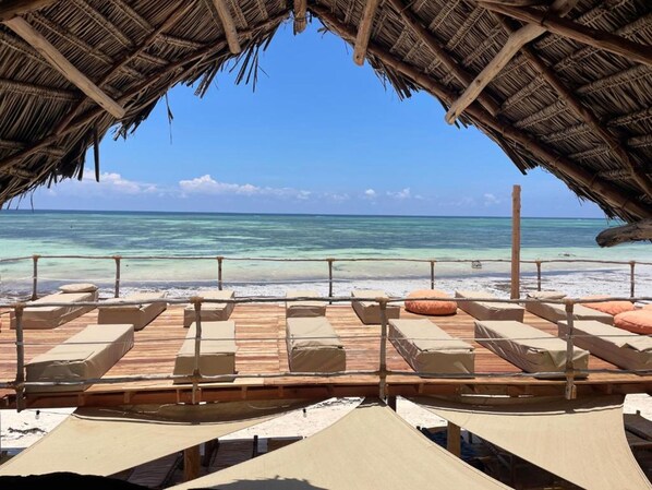 Privéstrand vlakbij, wit zand, vervoer van/naar het strand, ligstoelen