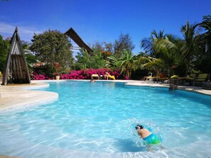 Een buitenzwembad en ligstoelen