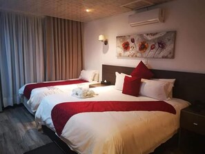 Superior Rooms | Minibar, in-room safe, soundproofing, iron/ironing board