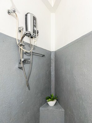 Ducha, artículos de tocador gratuitos, pantuflas, bidet