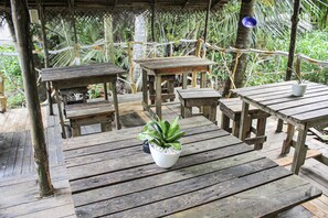 Standard Tree House, 1 Bedroom, Garden View, Garden Area | Shared kitchen